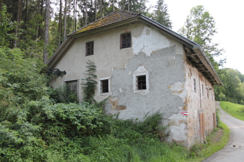 deer-ful-photography:  a derelict barn // july 2014