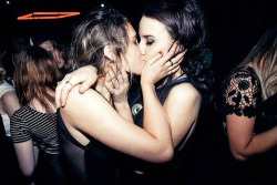 Lipstick-Lesbian:  ♀♡♀ 