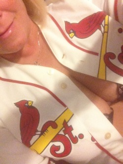 gcupcake8:  howtoicemycupcake:  Some request for these…💋🍥  GO CARDS❤️⚾️  Go Cards!!!!