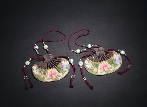 changan-moon: 荷包 (Hebao), a traditional accessory of hanfu for carrying money or odds and ends. Peop