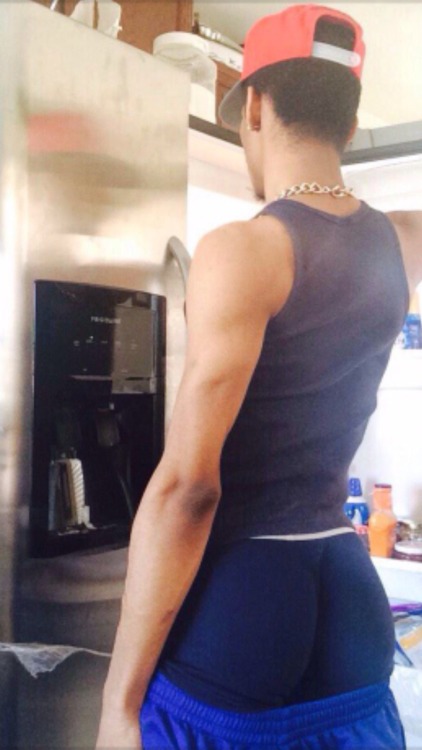 iloveazz89:  iloveazz89.tumblr.com   To submit ass pics send them to KIK : topjerzee.