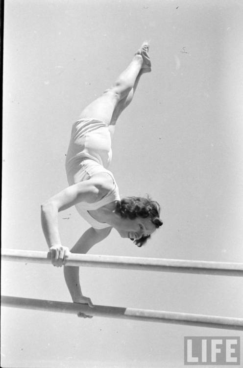 Gymnastics club(Hansel Mieth. 1938)