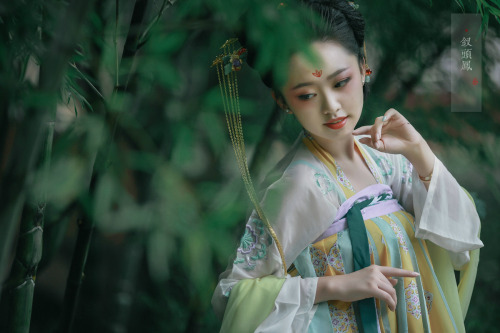 mingsonjia:·钗头凤雨送黄昏花易落，欲笺心事，独语斜阑。by +pineapple+