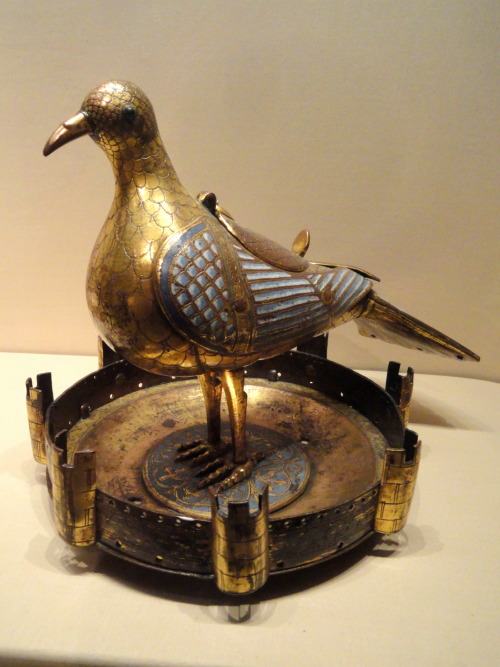 trepol: Pyx in the Form of a Dove, Limoges, c. 1220-1230, gilded copper with enamel - National Galle