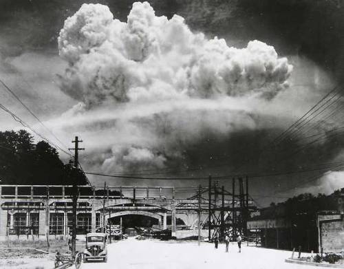 historium:The atomic bomb mushroom cloud over Nagasaki on August 9, 1945. Picture taken by Hiromichi