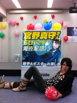 miyukay:  Miyano Mamoru posing with… himself. 