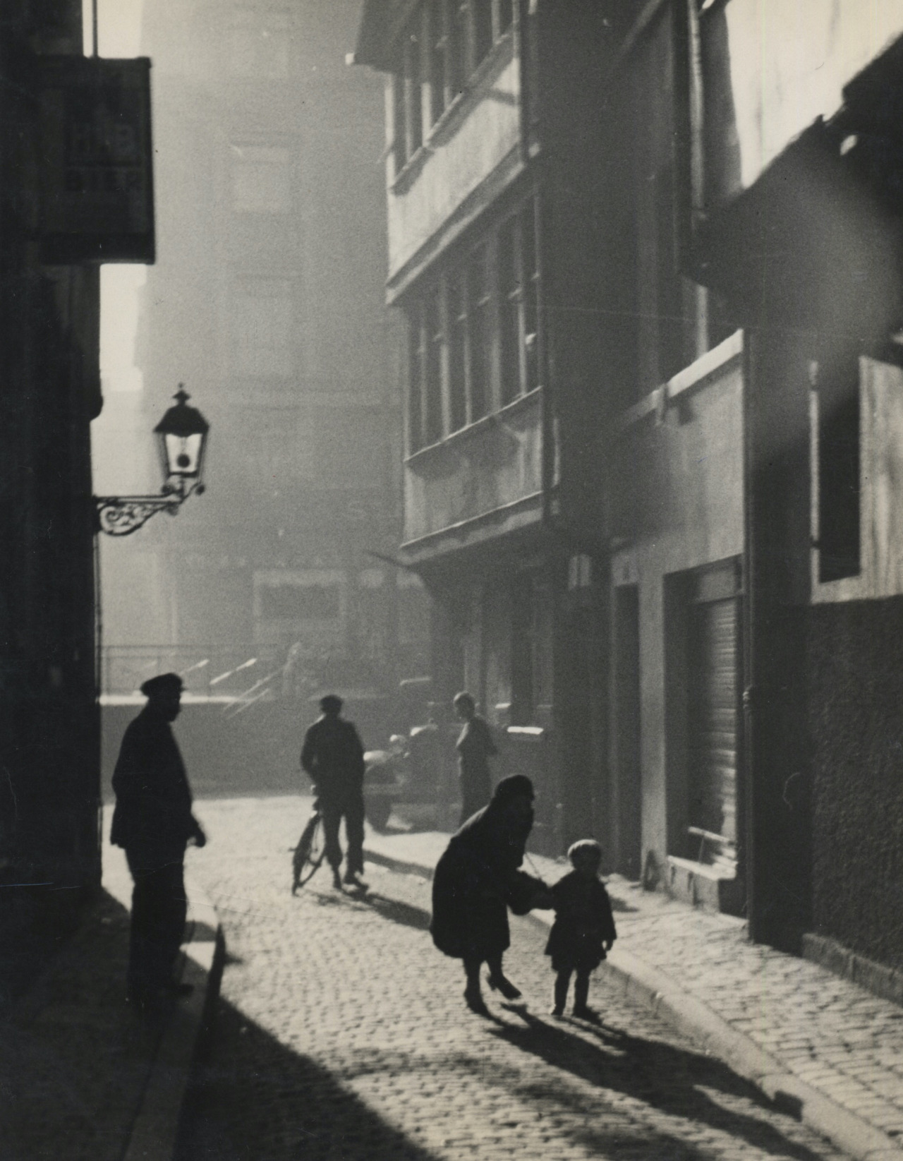 Elisabeth Hase. “Sommer alte Gasse in Frankfurt” (“Summer, old alley, Frankfurt,”), 1929.