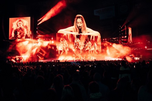 thebeyhive:Visuals from show #2 in New York.