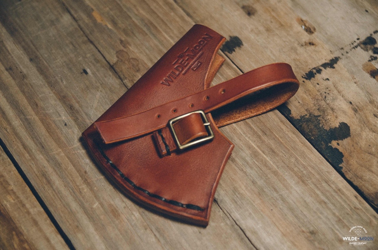 jewishlumberjack:  Custom made axe sheath by iannorrisdaily and @wildemoonleather.