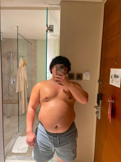 chunkierboi:Back home from vacation.. weighing in at 221 now… time to get fatter 🐷🐷🐷
