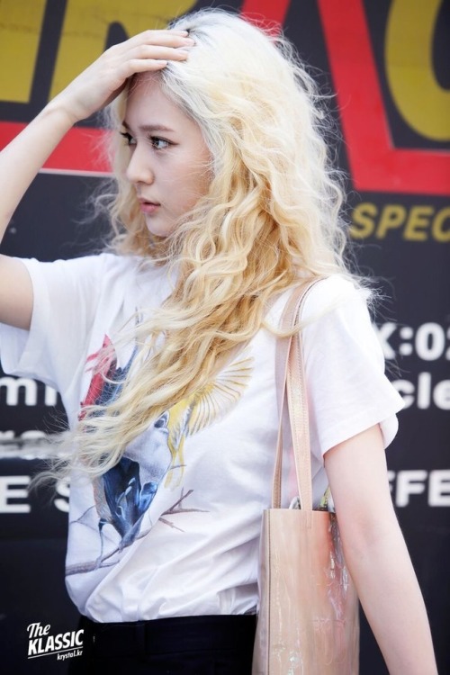 withfx:let’s take a moment to remember krystal’s iconic blonde curly hair