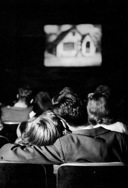 50sbabyy: Teenagers in a cinema, photographed by Nina Leen. 1944
