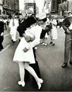 sheyartpop:  Foto muy famosa… el beso 