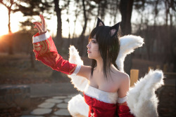 league-of-legends-sexy-girls:  Ahri Cosplay