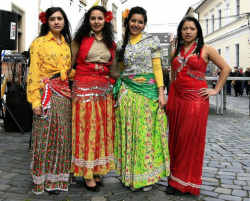 all4roma:  Rroma girls, International Rroma Day (April 8th) Cluj, Transylvania, Romania. Cluj County Stile. 