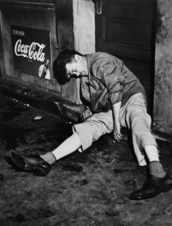  Weegee, Man drunked  