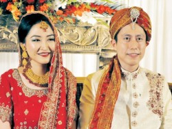 imondo:  xthighabetic:  mamma-panther:  anzileona:  lalazarda:  fuckyeahethnicwomen:  mamma-panther:  Chinese couple get married Pakistani style. Itnay pyaru se.  hmm  Interesting  If neither of them are Pakistani… That’s a bit… yeah.   Shut the