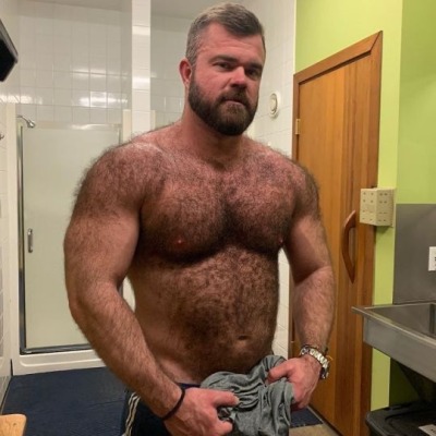 master-phish:kikbear3:This guy just really does it for me man. I bet he gives the best cuddles.🐻🐻🐻