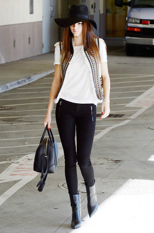 fabulousandclassy5:  She looks like she’s walking down a runway