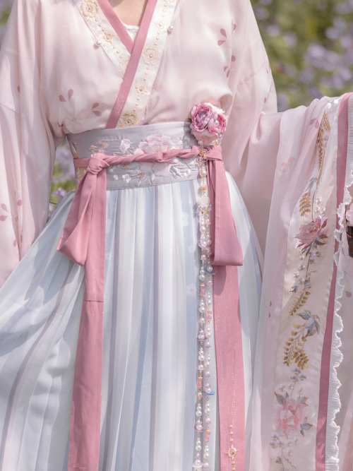 ziseviolet:Lovely Chinese hanfu outfits inspired by Chinese flower goddesses (huashen/花神) that are c