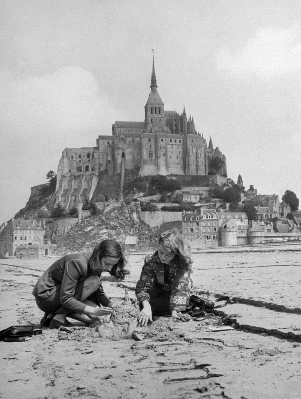 siftingflour:  onlyoldphotography:  Yale Joel: American travelers building a sand