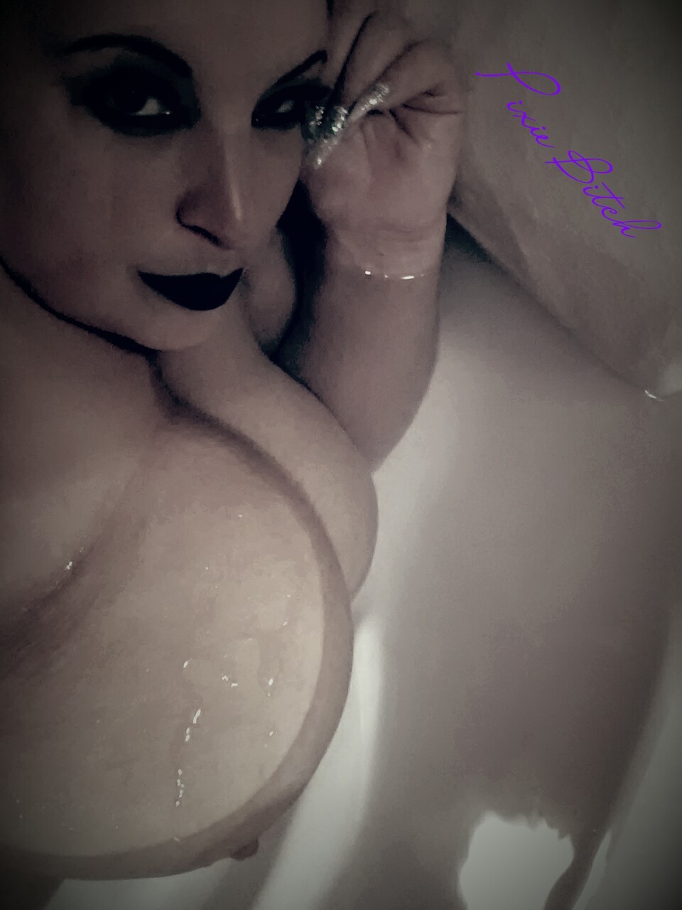 pixie-bitch75:  Splish… Splash… in a hot bath,  no bubbles or rubber duckies