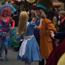 themetaphorgirl:  LOOK AT THESE CUTIES. #aliceinwonderland #madhatter #festivaloffantasy  (at Festival of Fantasy Parade)