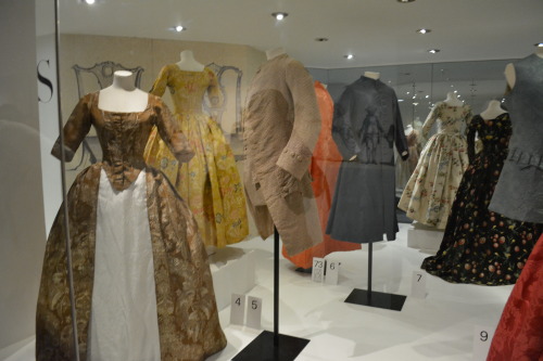 southcarolinadove:coronaaustrinacostumes:Photographs of 18th century garments on display from the Co