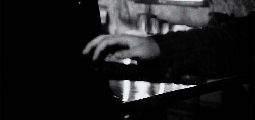 brittanykatie:  I just want to write forever about that little finger twitch. I swear