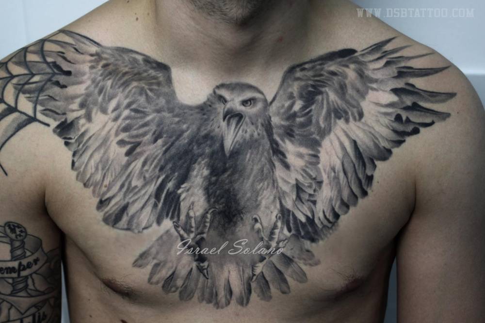 Tatuajes para Hombres — Tatuaje de un águila en el pecho. Artista...