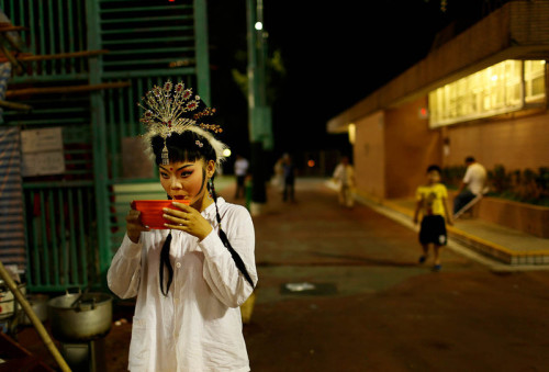 fotojournalismus:In this Tuesday Aug. 20, 2013 photo, a Chinese opera actress drinks a bowl of soup 