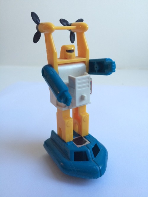 Continuing with the G1 minis, here’s Seaspray. A hovercraft is a pretty cool vehicle mode, if 