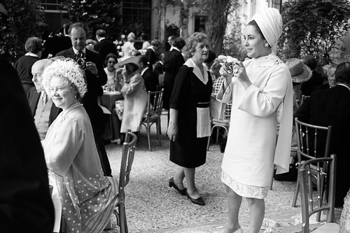 Elizabeth Taylor about to &ldquo;shoot&rdquo; the Queen Mum; photo by Patrick Lichfield.