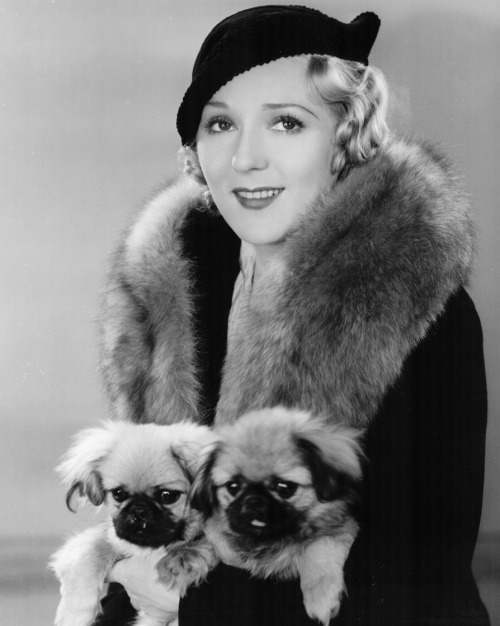 olga-4711:Mary Pickford and two of her friends.