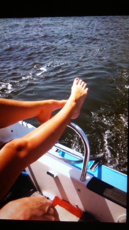 cute10toes: Salt Life #toes #feet A day on the boat with my beautiful Aunt Pam. 