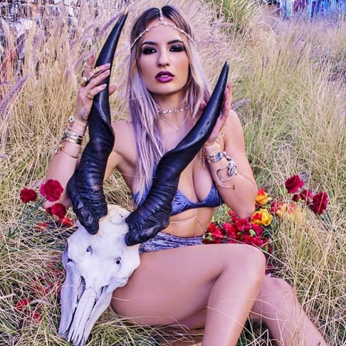 did-you-say-shay-maria:  Shay Maria, Vidakush……feeling…”Horny”?*badum tish*   Ithankyouverymuch.http://did-you-say-shay-maria.tumblr.com/