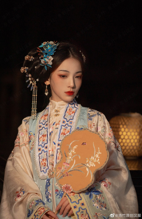 hanfugallery:chinese hanfu &amp; hairstyles &amp; makeup