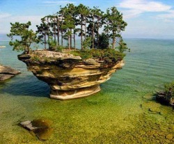 in-creible: Isla Turnip Rock, Michigan. Isle