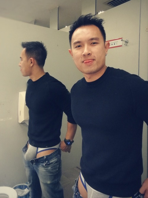 nolongeravailableonearth:Couldn’t resist any big mirror lololol