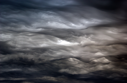 mymodernmet:  Undulatus asperatus, a rare cloud formation whose name means “roughened or agitated waves,” looks like a sea of stormy waters rolling across the sky. 