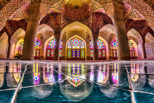 mothernaturenetwork:  Kaleidoscopic panoramas showcase Iran’s most beautiful architectureFrom the perfectly symmetrical arches to the intricate mosaics and vivid stained glasswork, Iranian architecture is a sight to behold — and to photograph! In