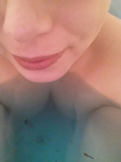 XXX tlcrmtphotography:  My bath is so shallow! photo