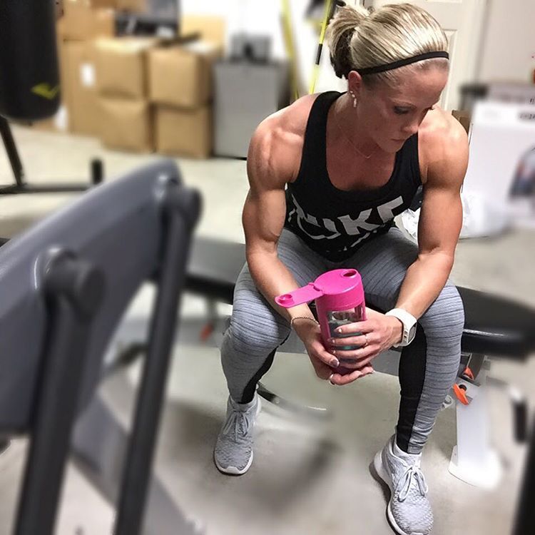 fitfiguregirls:  Late night workout in my garage. Busy day today but needed to get