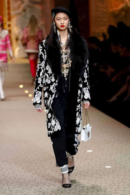 Sijia Kang in Dolce & Gabbana FALL 2018 READY-TO-WEAR