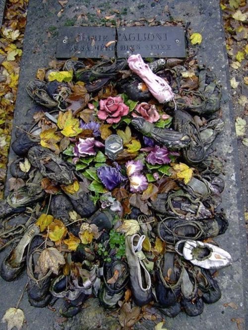 belaquadros:The grave of ballerina Marie Tagioni at the Montmartre cemetery in Paris, where young da