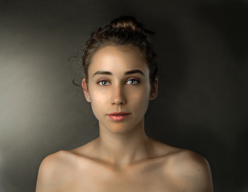 tonedbellyplease:  This is so interesting.  This Woman Had Her Face Photoshopped In Over 25 Countries To Examine Global Beauty Standards Through her work, Esther Honig hopes to discover if a global beauty standard actually exists. This is her unaltered