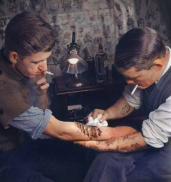 fallxasleep:  historicaltimes:  Colorized tattoo parlor from the 20s via reddit  ☾ tattoo blog here ☽ 