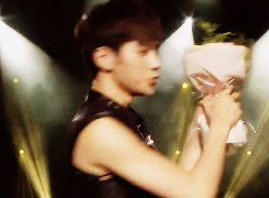 taenggyu:  Cute Myungsoo with a flower bouquet （=´∇｀=） 