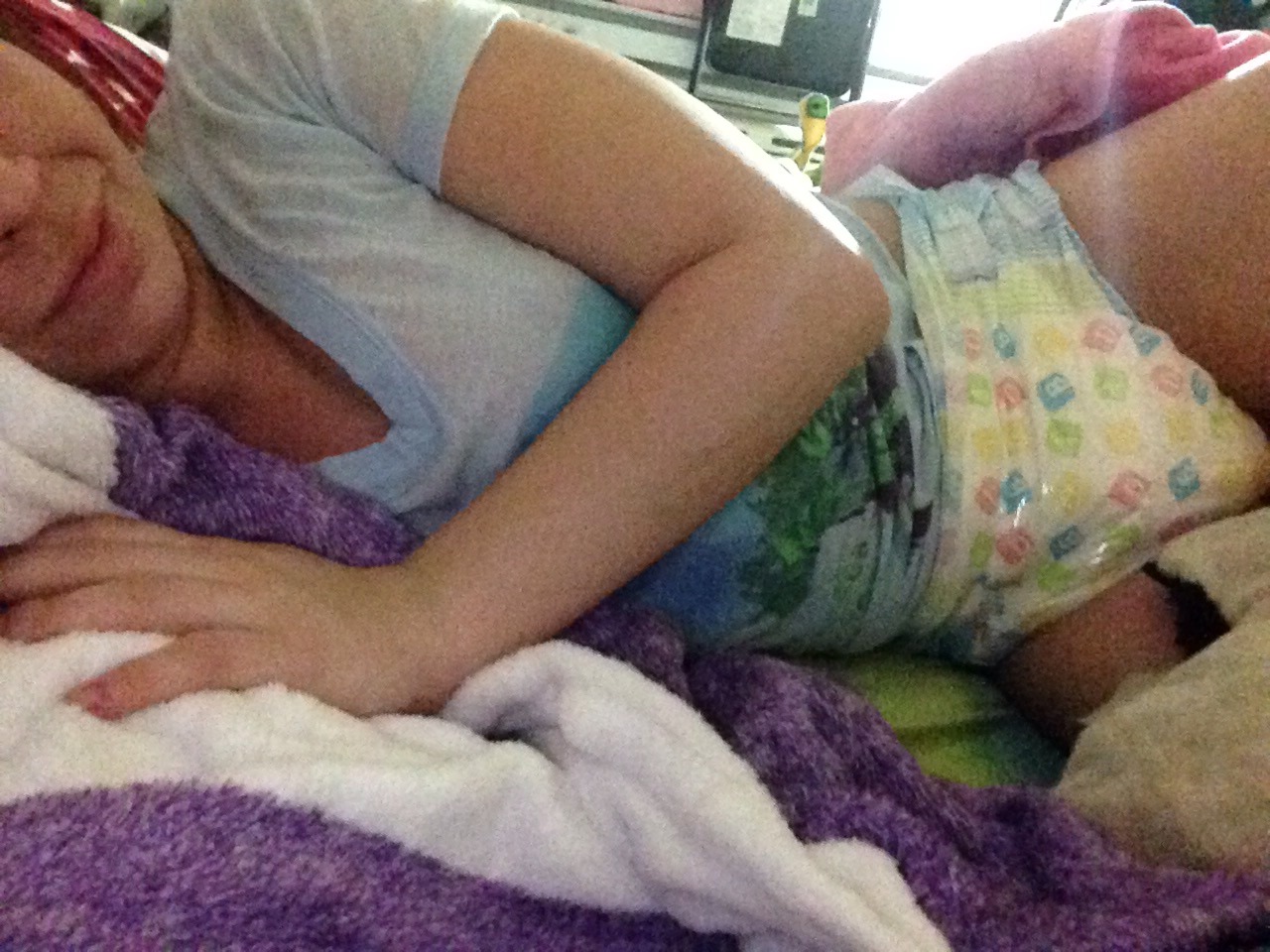 Fuzzy blankies &amp; baby blocks make for comfy mornings in bed. 🎀💖