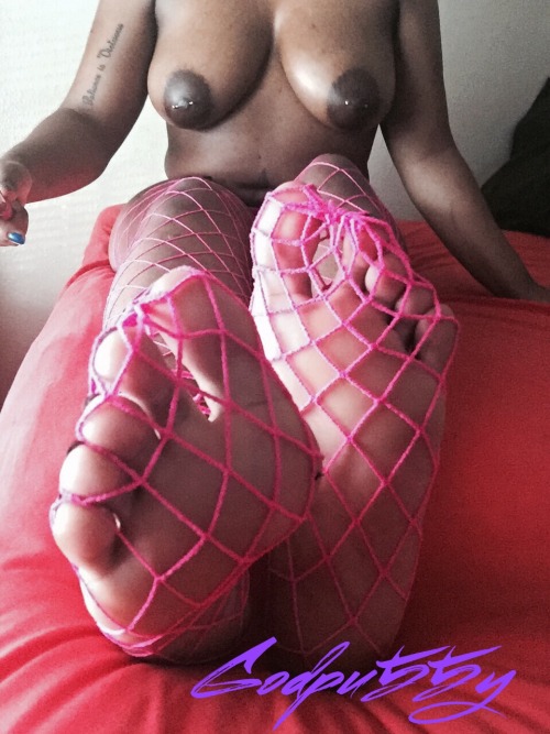 godpu55y:  Love a man who worships my feet…. Lemme worship your dick with a stroke of my feet